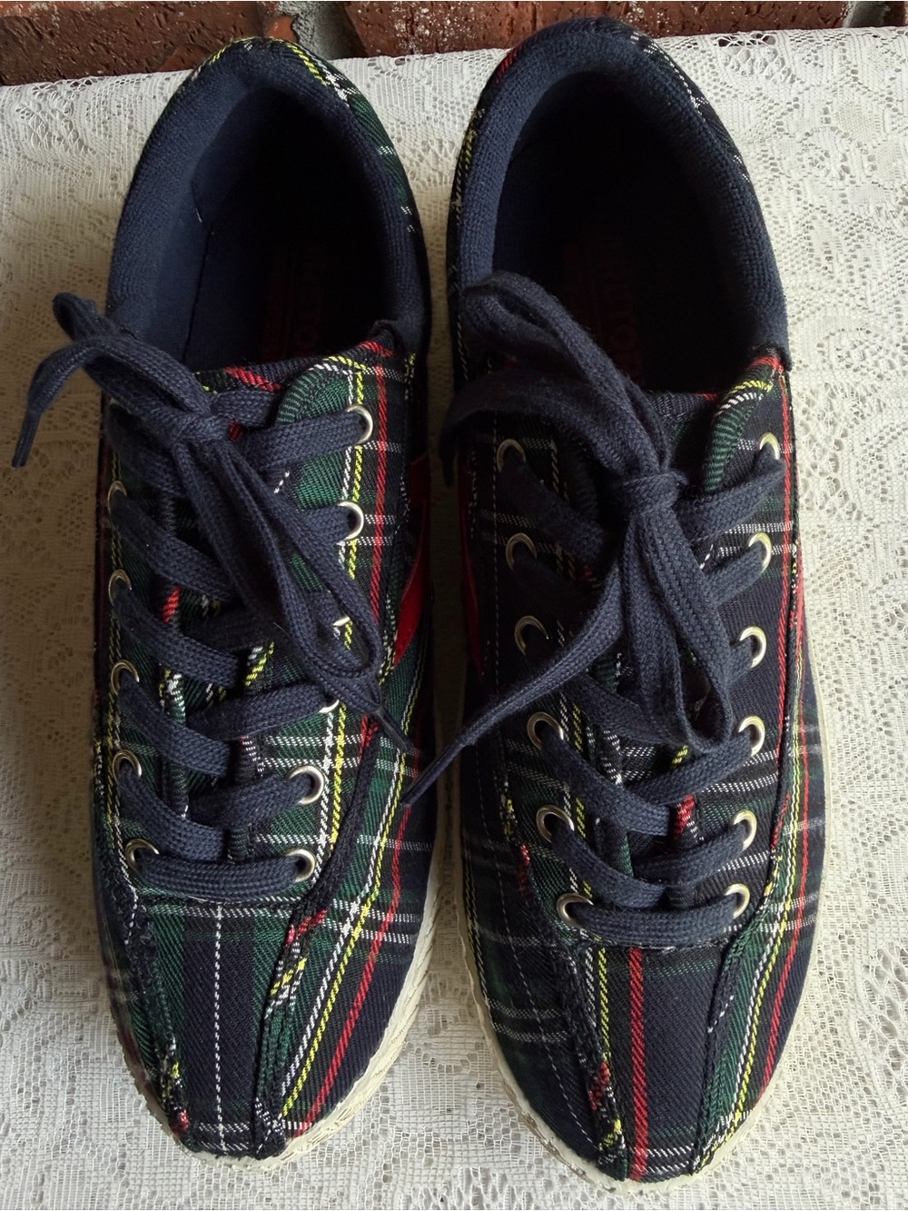 Tretorn Nylite Plus Tartan Plaid
Sneakers in the Royal Stewart Green colorway. - Picture 3 of 7